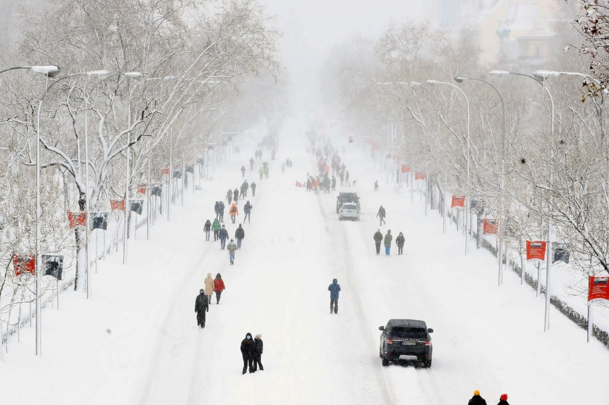Madrid colapsada por la nevada histórica que cubre de blanco la capital