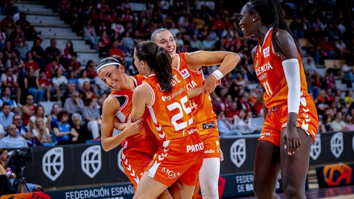 Celebración de las jugadoras del Valencia Basket en la semifinal ante el Perfumerías.
