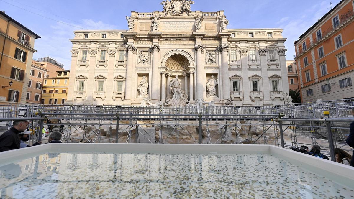 La Fontana de Trevi ya se puede observar de cerca gracias a una polémica pasarela