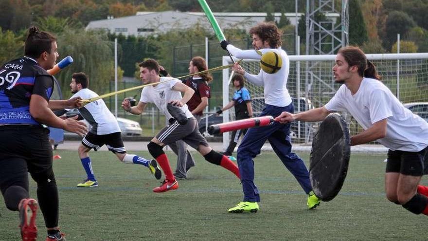 Dos de los equipos de jugger jugando en el campo Manuel Regueiro. // Bernabé/J.C. Asorey