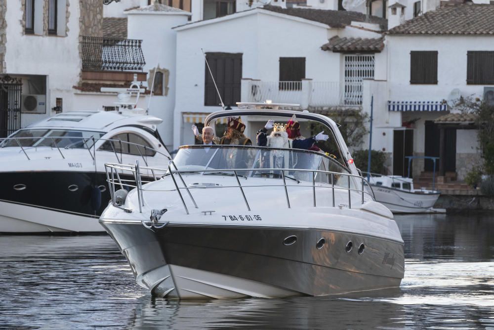 Els Tres Reis van arribar en barca a Empuriabrava