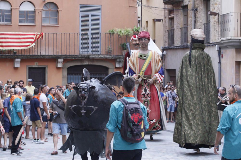 El ball de l'Àliga congrega desenes de persones a la festa de la Bisbal