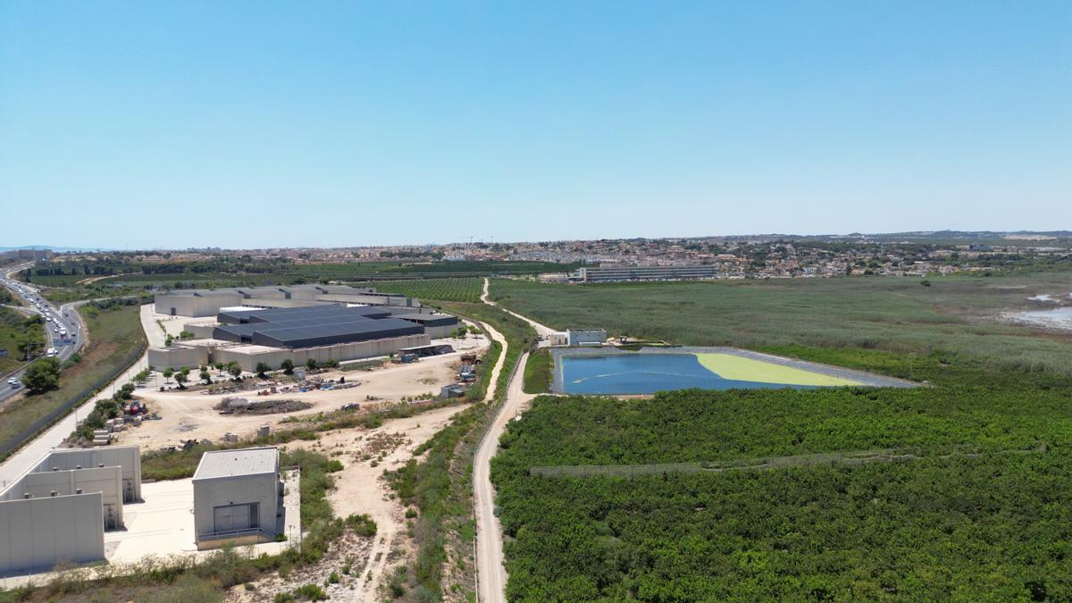 Camino entre el puente del cementerio y la CV-95, en el centro de la foto entre bancales agrícolas y la desalnizadora, que se quiere adaptar como carril bici y peatonal. Esta obra no forma parte del proyecto licitado ahora