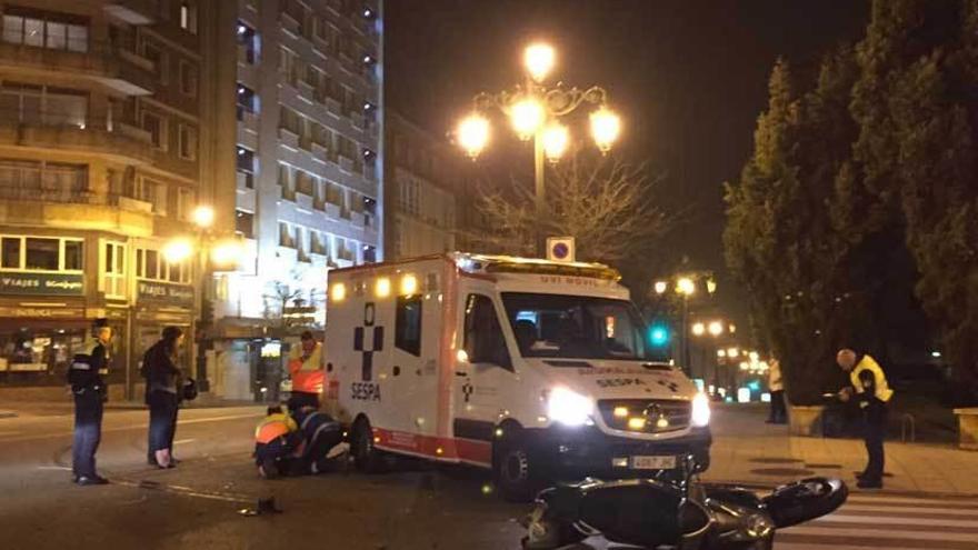 Los sanitarios atienden al herido, anoche, tras el golpe.