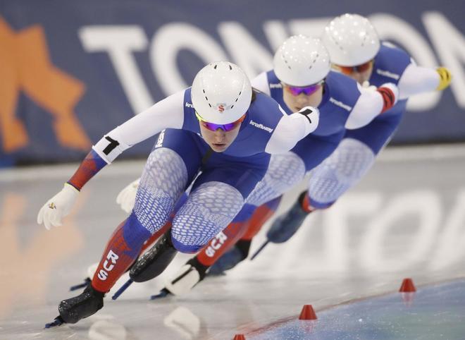 Angelina Golikova, de Rusia, lleva a su equipo a un segundo puesto en la carrera por equipos de mujeres en el Campeonato Mundial de Patinaje de Velocidad de Distancia Sencilla de la ISU en Salt Lake City, Estados Unidos.