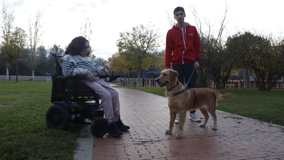 Hace un año que Eva, que sufre parálisis cerebral espástica, perdió a Neo (por Matrix), aunque ya piensa adiestrar a Mima para que le ayude en sus tareas cotidianas.