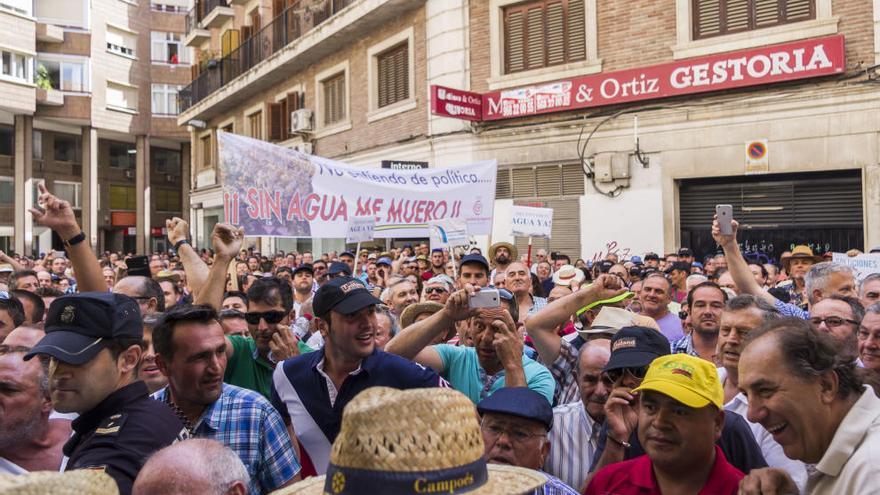 Los agricultores se concentraron el pasado 24 de junio a las puertas de la sede de la CHS en Murcia reclamando agua.