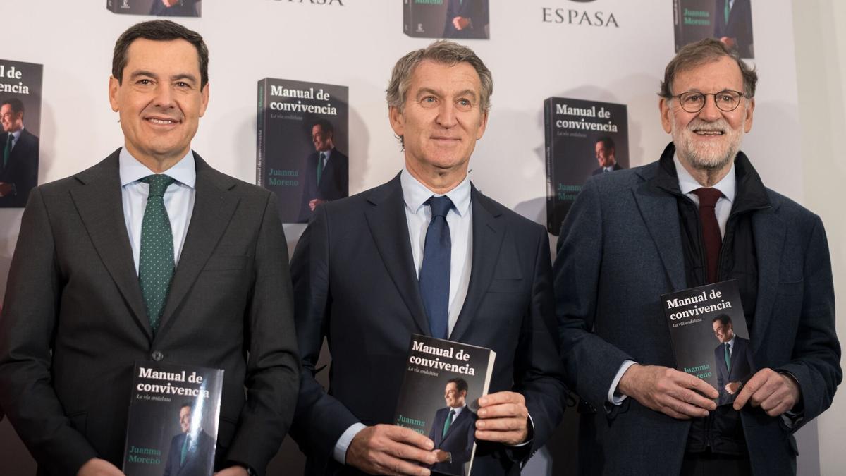 Juanma Moreno presenta Manual de convivencia con Feijóo y Rajoy