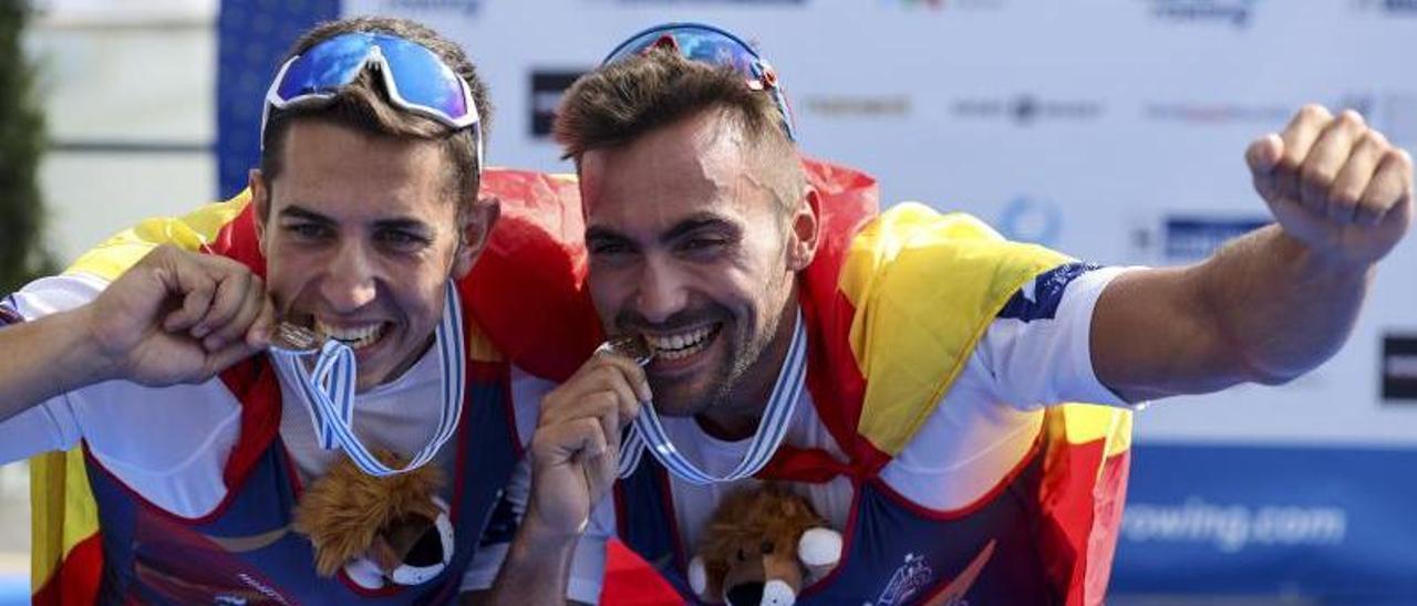 Aleix García y Rodrigo Conde celebrando su victoria en el podio en Racice. |  // EFE/MARTIN DIVISEK