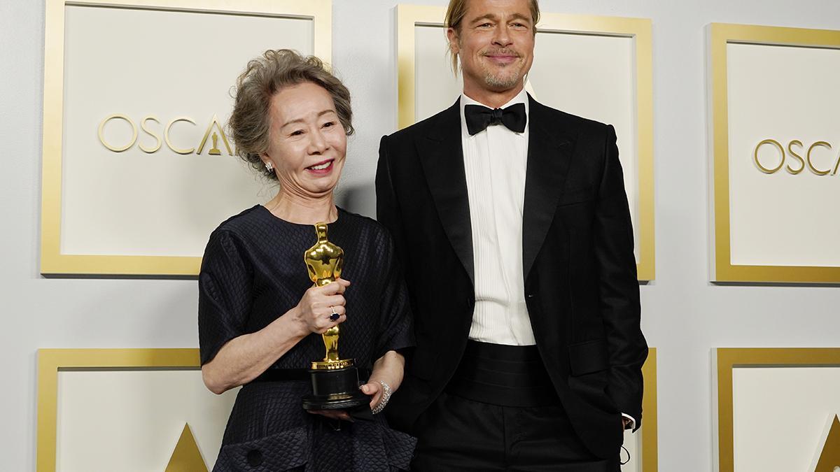 Yuh-Jung Youn y Brad Pitt en los premios Oscar 2021