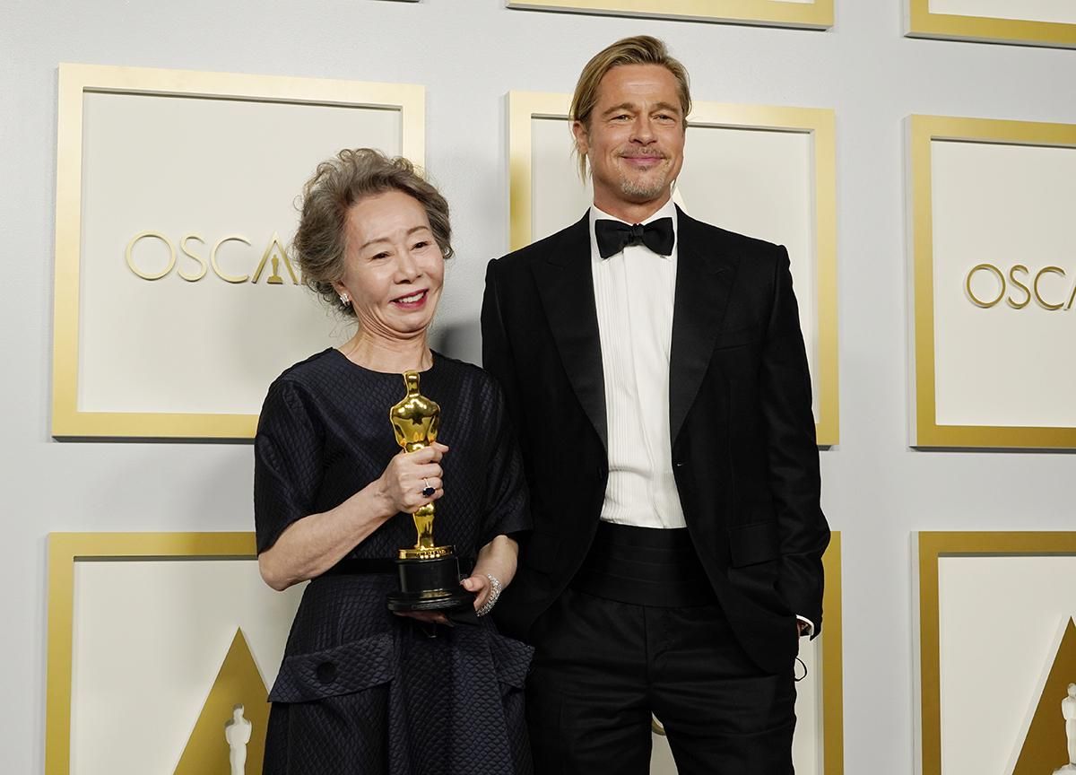 Yuh-Jung Youn y Brad Pitt en los premios Oscar 2021