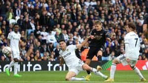 Martin Odegaard dispara ante la presión de Marc Roca durante el Leeds - Arsenal