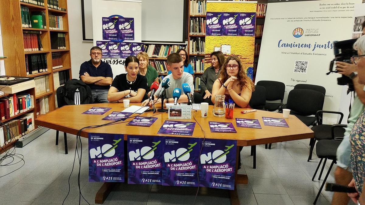 Los integrantes de la Associació de Joves d'Eivissa durante la rueda de prensa en la sede del Institut d'Estudis Eivissencs.