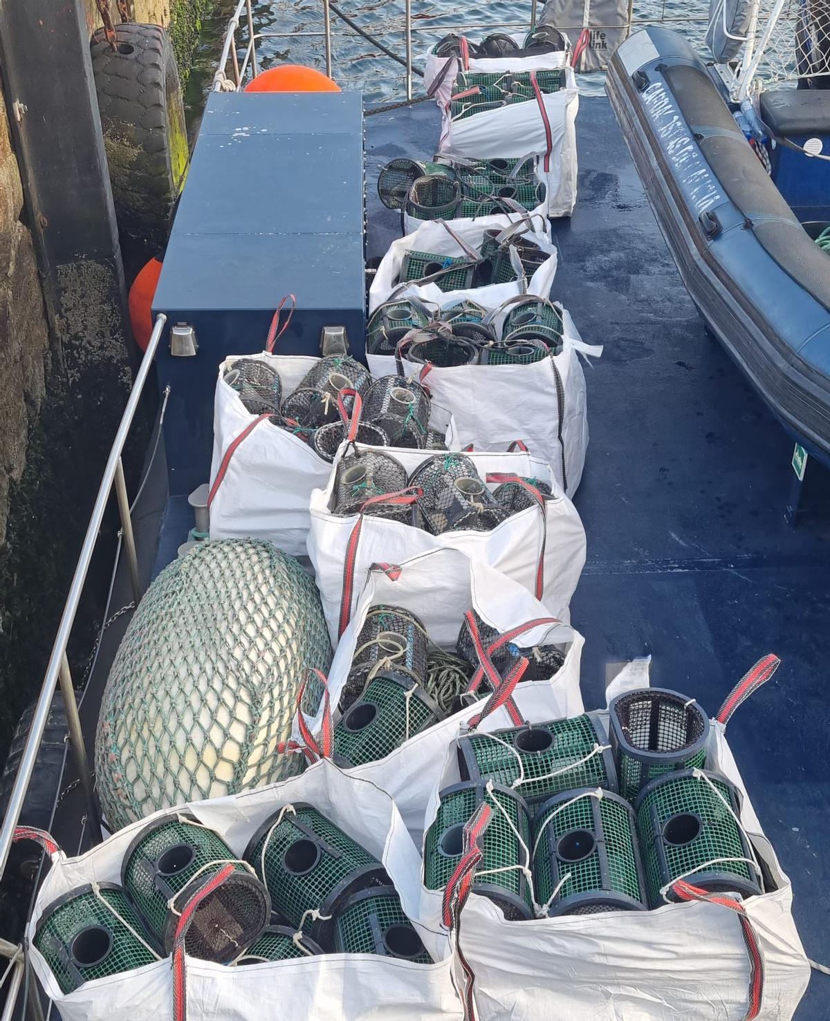 Aparejos recuperados en el operativo desplegado en Arousa.