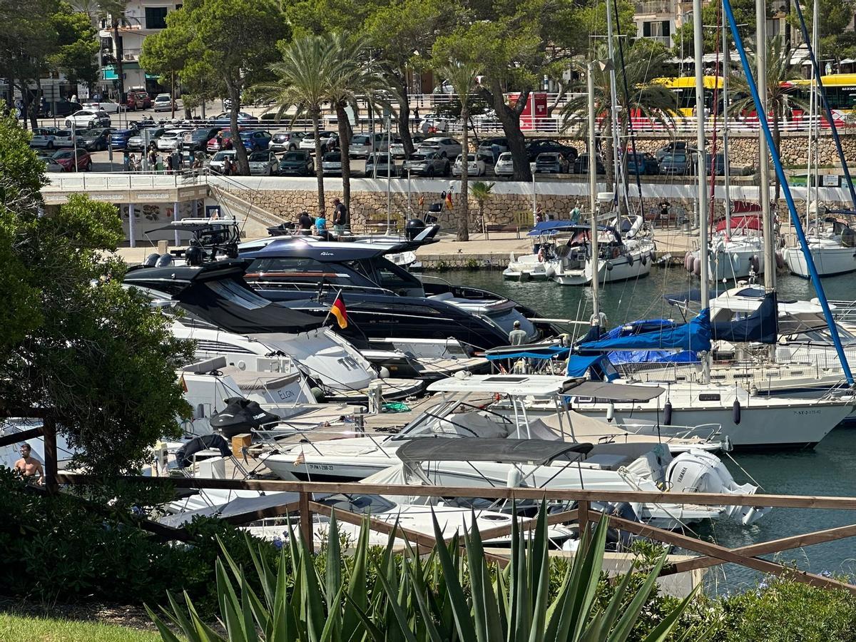 La Guardia Civil inspecciona la lancha en Porto Cristo que supuestamente arrolló y mató a un joven en Cala Bona La Guardia Civil inspecciona la lancha en Porto Cristo que supuestamente arrolló y mató a un joven en Cala Bona