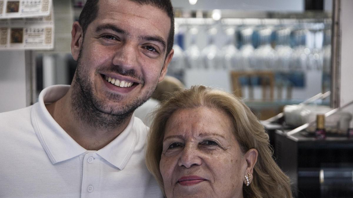 Álex Belda Sanz, con su madre, Conchi, en la barra del bar Gravina 4.