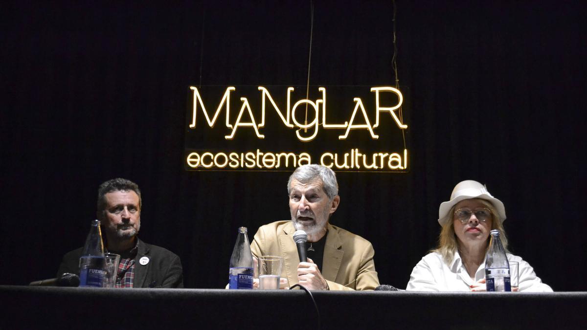 Diego Ruiz de la Peña, Julio Rodríguez y Belén Suárez durante la charla en Oviedo.