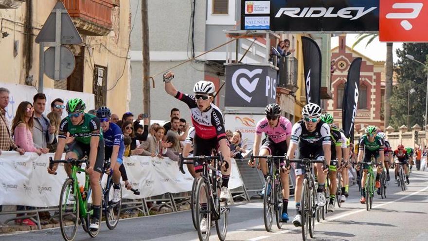 Eusebio Pascual y Raúl Rico disputaron el esprint final ganado por Roger Adriá