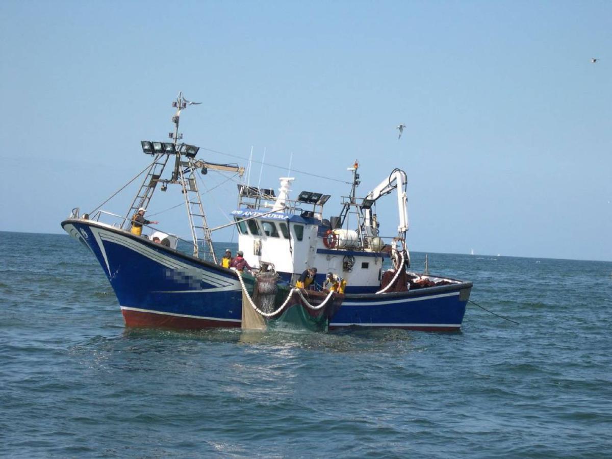Barco pesquero faenando en el mar