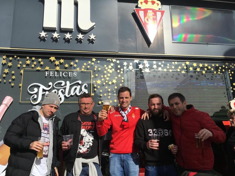 Aficionados del Sporting en la previa del partido.