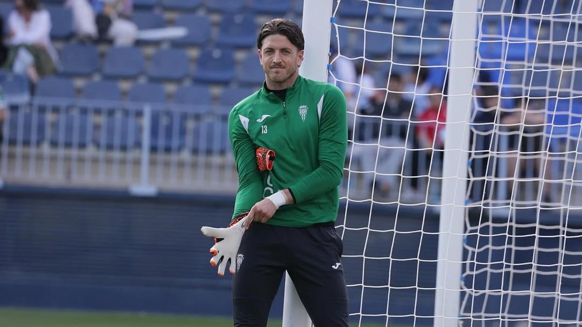 Carlos Marín, durante el calentamiento previo al Málaga-Córdoba CF en La Rosaleda.