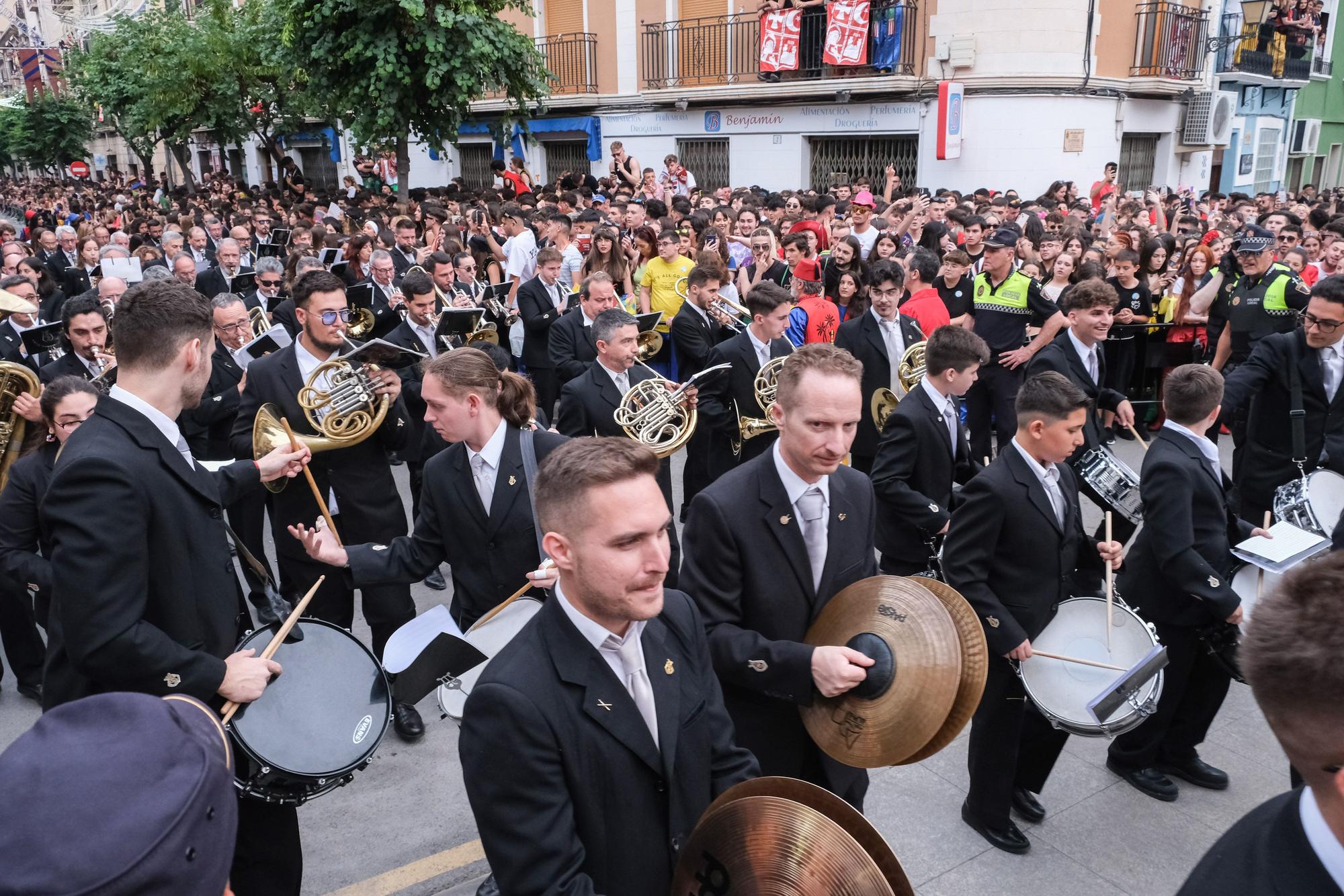 Apoteósico inicio de la fiesta en Elda