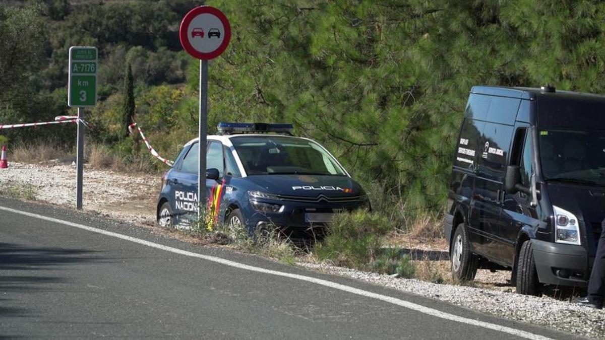 Un coche de la Policía Nacional en el lugar de la carretera A-7176, donde fue tiroteado el cuerpo de un hombre búlgaro en 2019.