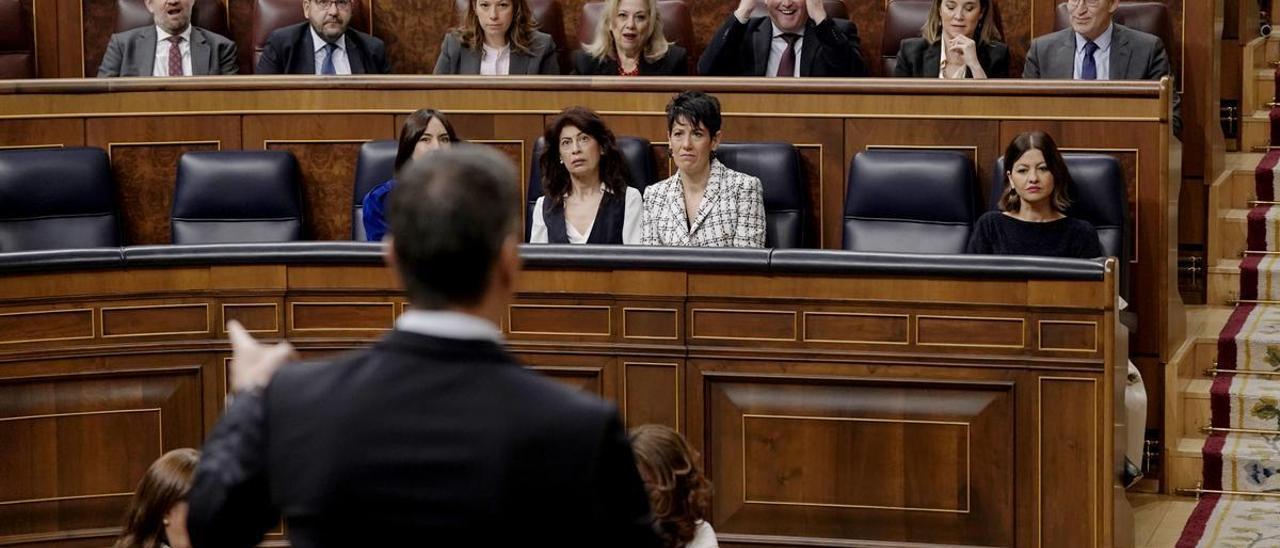 El presidente del Gobierno, Pedro Sánchez, se dirige desde el estrado del Congreso al presidente del PP, Alberto Núñez Feijóo, durante un pleno.