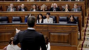 El presidente del Gobierno, Pedro Sánchez, se dirige desde el estrado del Congreso al presidente del PP, Alberto Núñez Feijóo, durante un pleno.