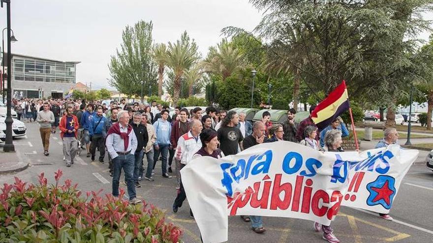 Manifestación a favor de la república en Cangas el 2 de junio, tras anunciar el Rey su abdicación.