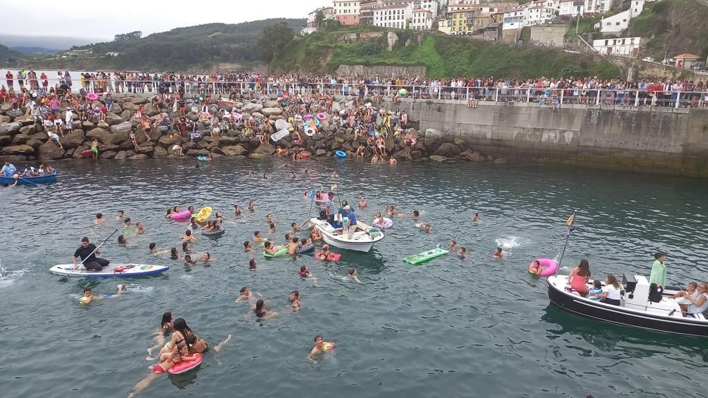 La cucaña de Lastres bate récord de participación y público.