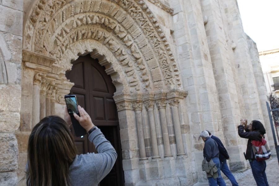 Turistas en Zamora antes de Los Santos