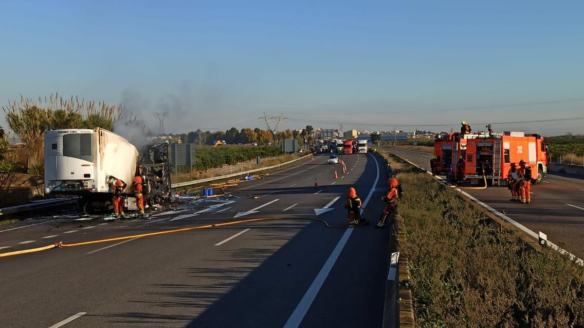 Los bomberos trabajan en el camión accidentado en la A-7.