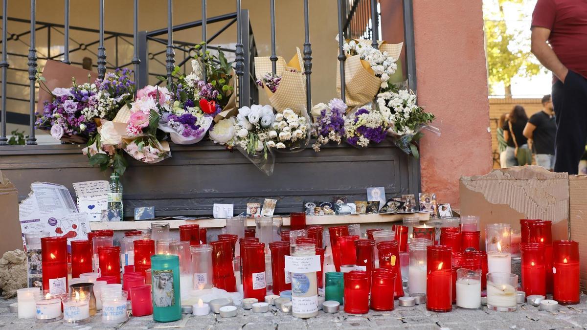 Altar improvisado ante la vivienda de Sandra Peña, la adolescente que se suicidó tras ser víctima de acoso escolar.