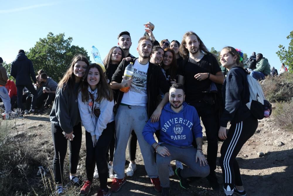 Cientos de personas dan la bienvenida al otoño disfrutando de una jornada en familia degustando castañas asadas.