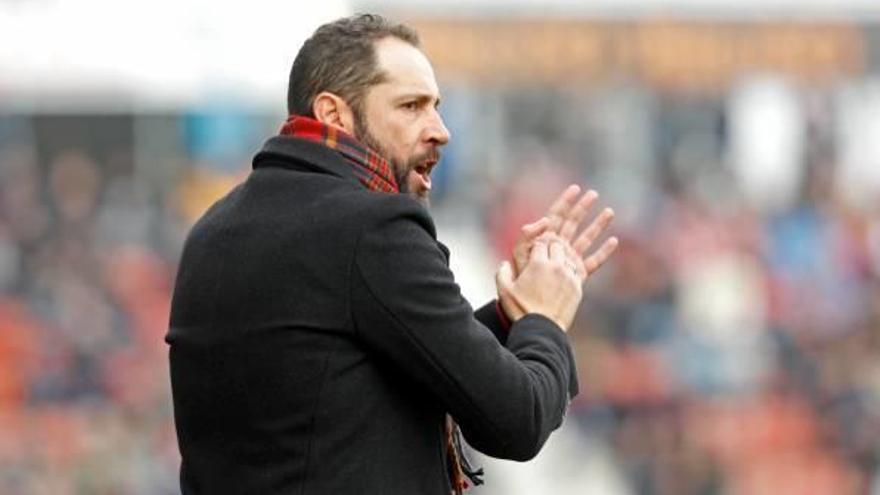 Pablo Machín aplaudeix en una acció del Girona-Llevant d&#039;aquesta temporada a Montilivi.