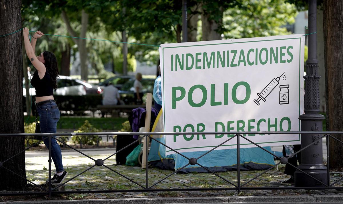 Concentración frente al Ministerio de Sanidad de miembros de la Plataforma Niñ@s de la polio