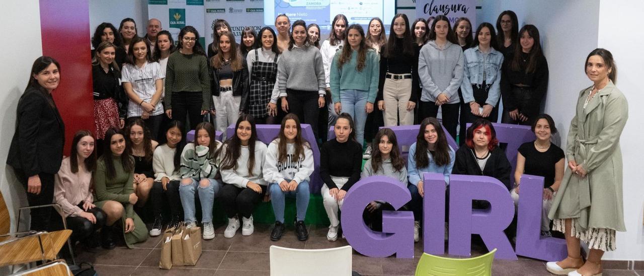 Las participantes en la edición del programa STEM Talent Girl en Zamora, promovido por la Fundación ASTI, con la ponente María Teresa Nieto (de pie, a la derecha). | Jose Luis Fernández