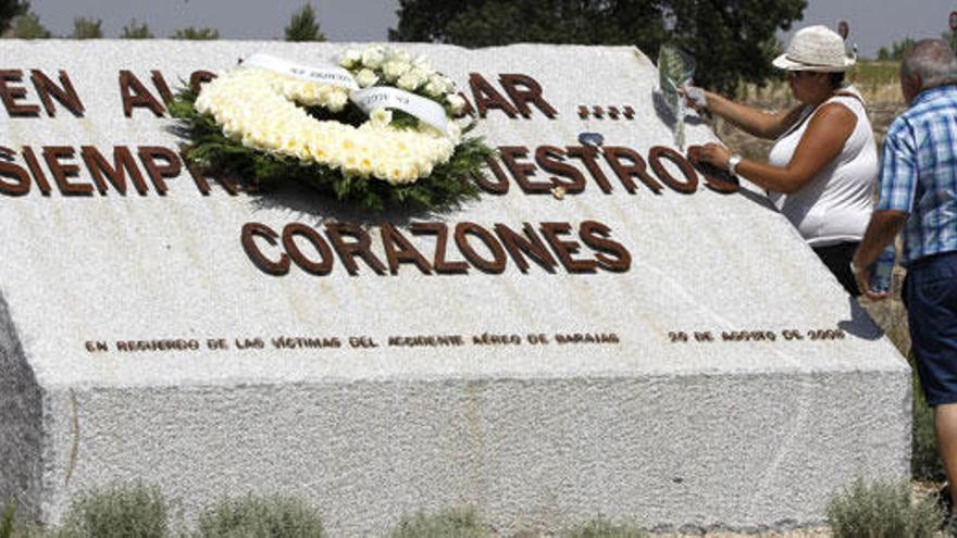 Familiares de las víctimas en el monumento al accidente.