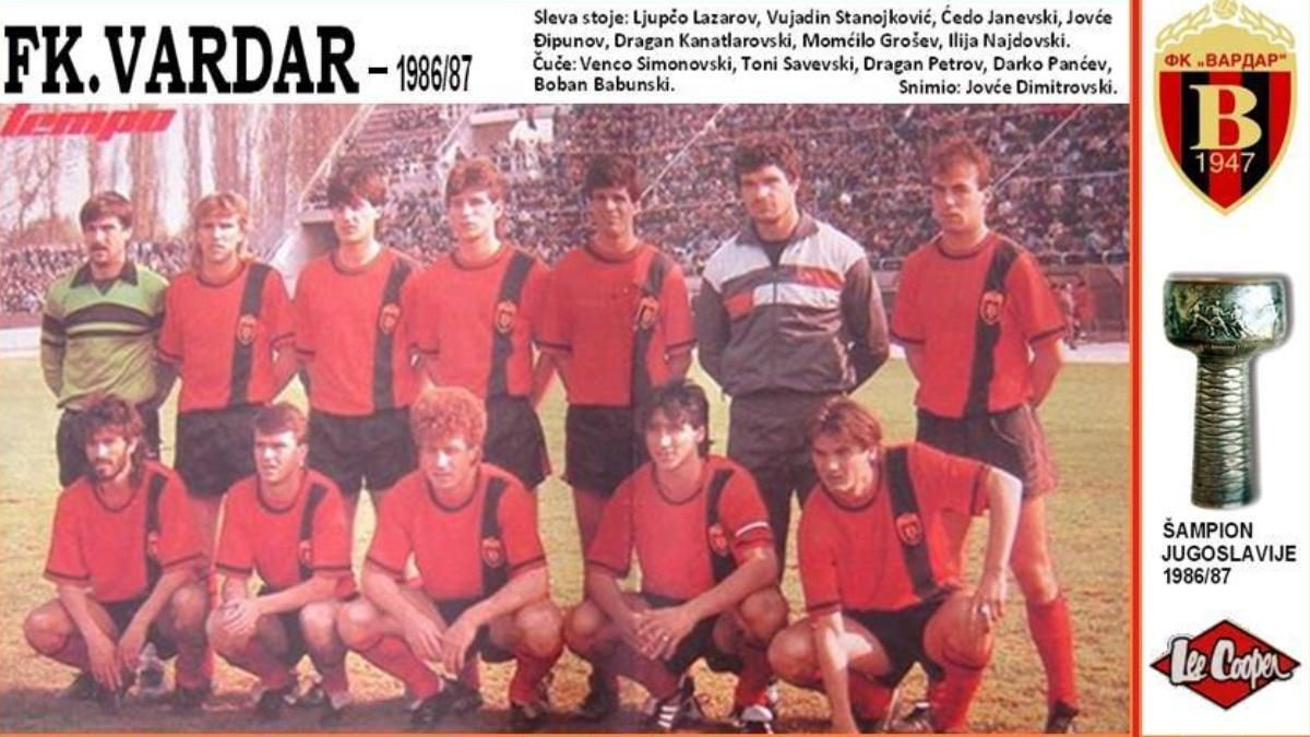 Plantilla del FK Vardar campeona de LIga. Babunski es el primero de la línea inferior de la derecha