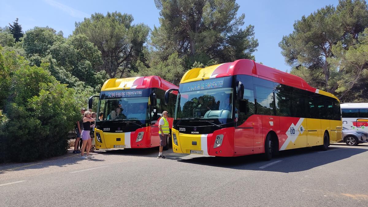 Dos autobuses lanzadera recogen a turistas para llevarlos hasta el faro, este jueves a mediodía.