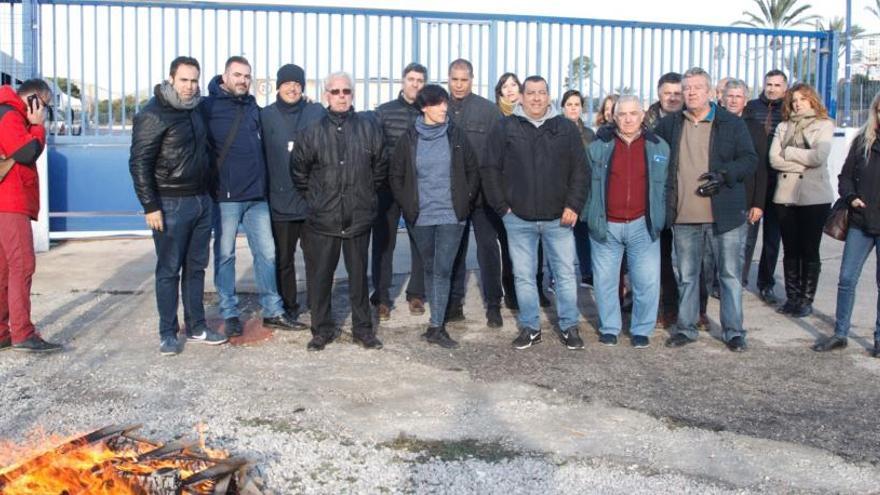 Trabajadores de Autocares Ríos en Alicante al inicio de la huelga fuera de las instalaciones de la empresa