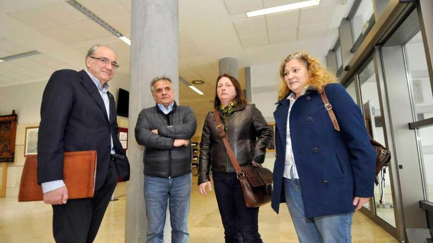 José Muñiz, a la izquierda, uno de los candidatos al Rectorado de la Universidad de Oviedo, ayer, con representantes del PSOE, en el campus de Mieres.