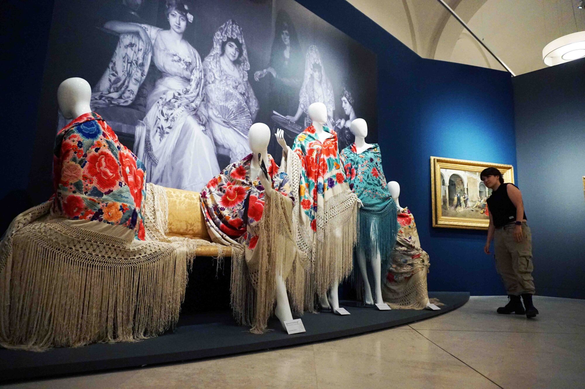 El delegado de Turismo, Cultura y Deporte, Carlos García, presenta la exposición 'El mantón de Manila. Colección Perraut en el Museo de Málaga', con la asistencia de la directora del Museo de Málaga, María Morente; Encarnación Perraut, dueña de la colección de mantones, y su hijo Jesús Burgos Perraut