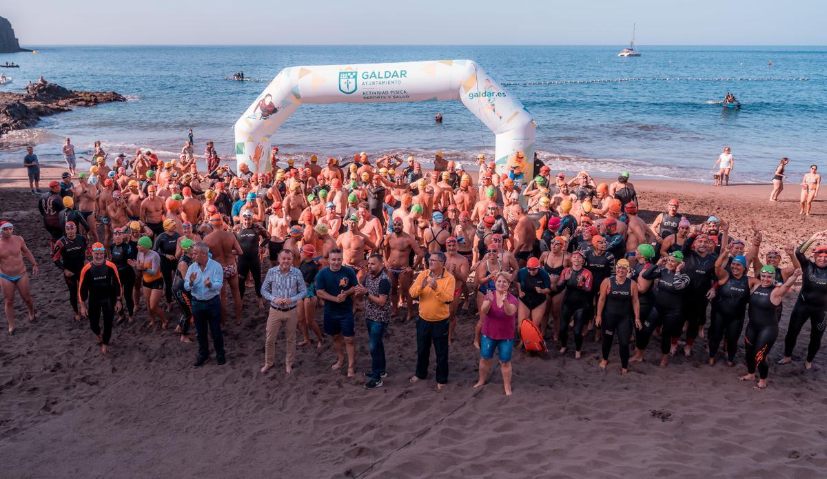 Los participantes en la SwimSilvestre, en la playa junto a las autoridades.