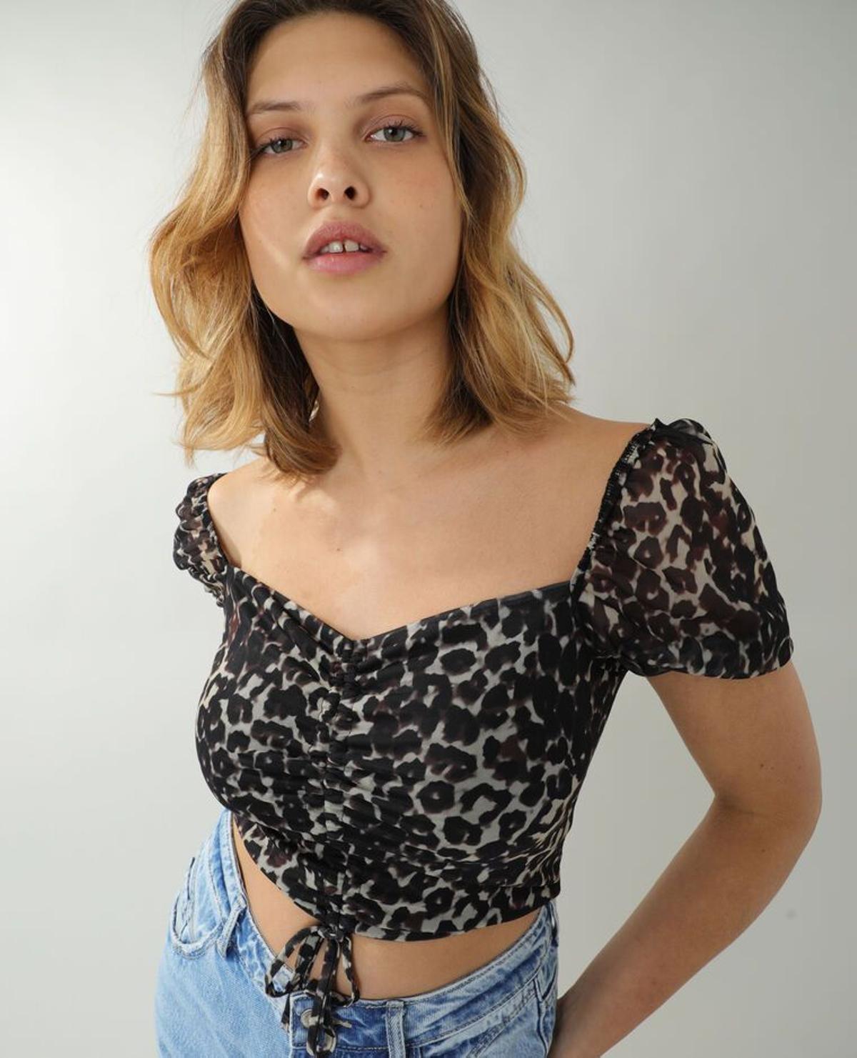 Top 'animal print' con frunce delantero