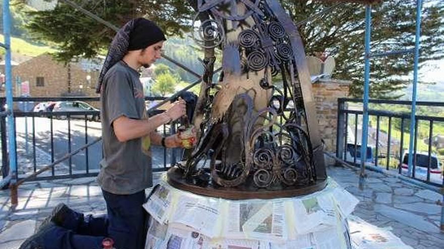 Jorge Martínez en la puesta a punto de la escultura del ferreiro.