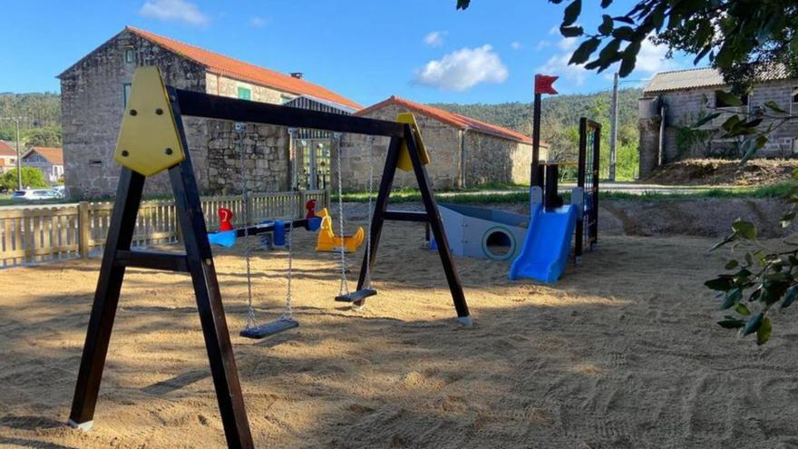 el nuevo parque infantil de Meis. |  FdV