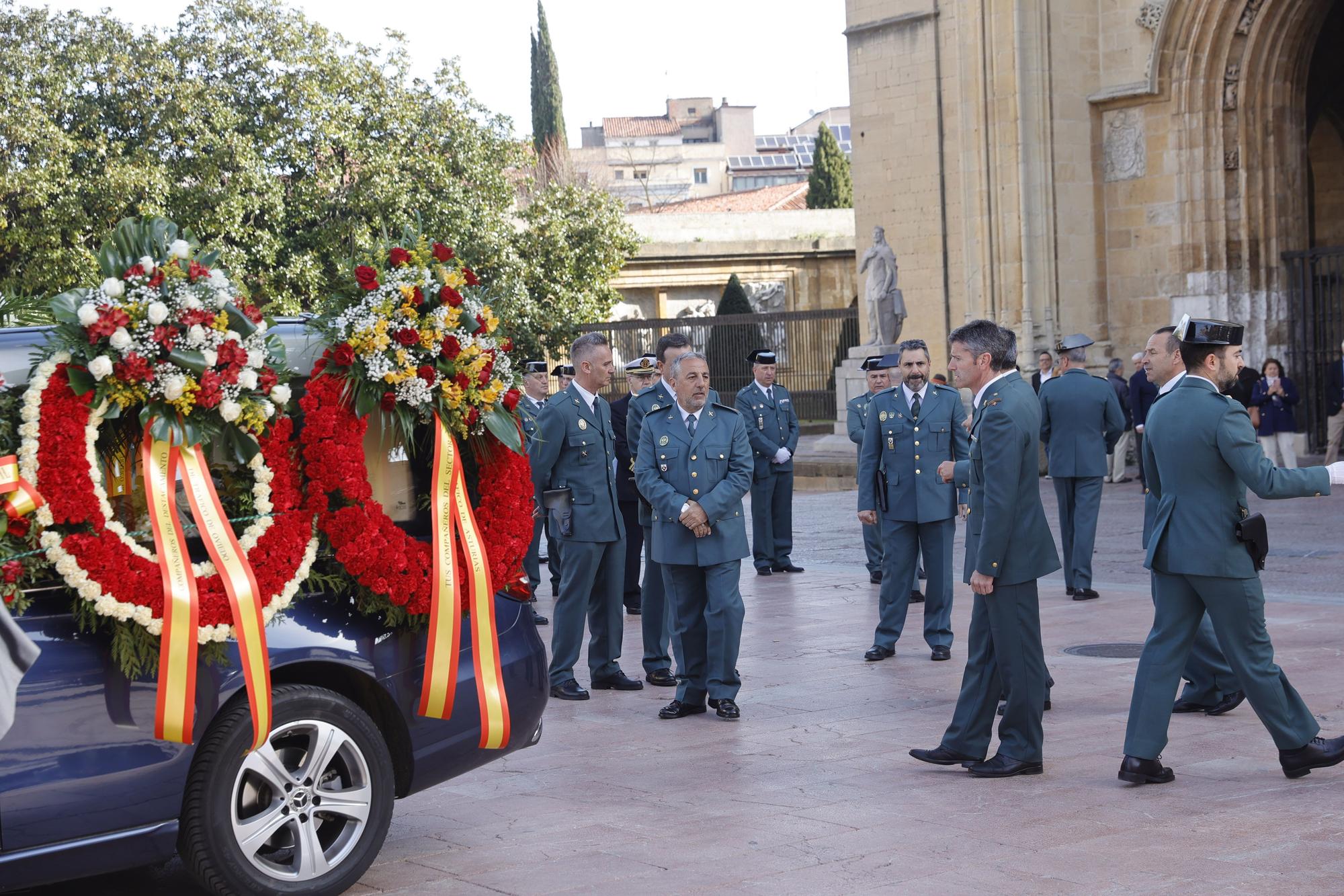 En imágenes: funeral en la catedral de Oviedo del guardia civil que evitó una masacre ciclista en Pravia