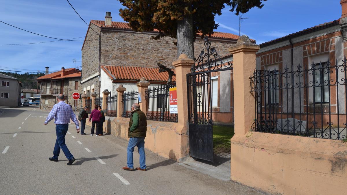 Exterior del consultorio médico de Villardeciervos.